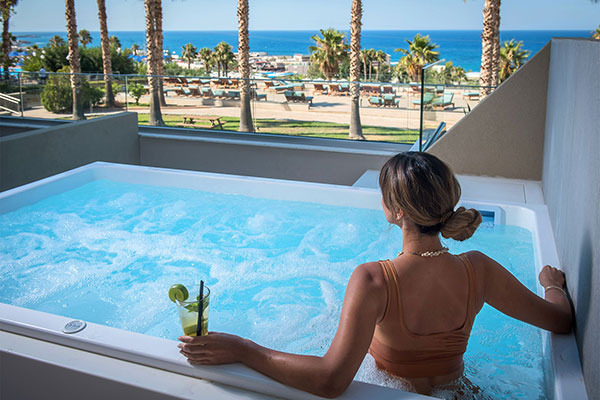 Suite with Outdoor Hot Tub and Sea View